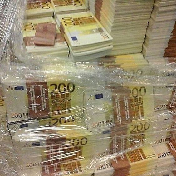 Authentic fake euro bills in France