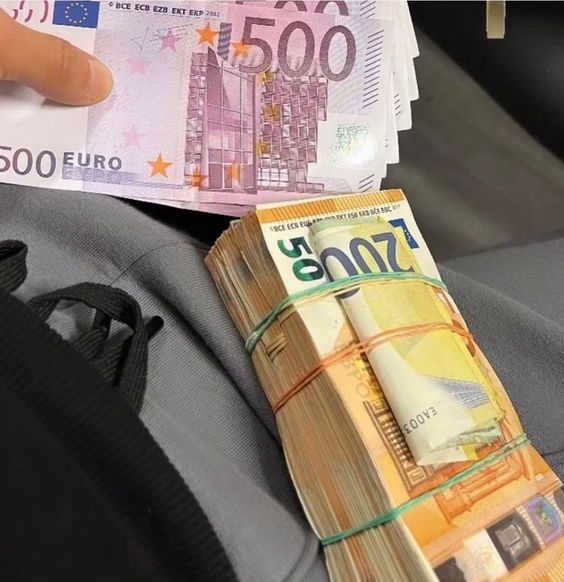 selling euro bills in Paris